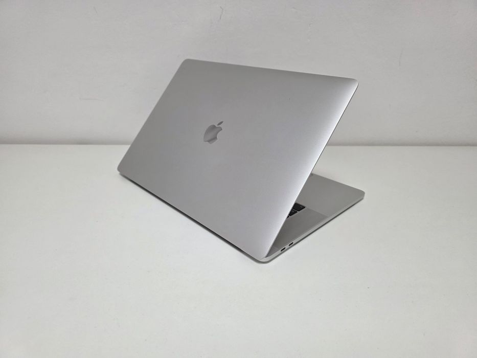 Laptop MacBook PRO 15 Retina i9 video DEDICAT TOUCHBAR  GARANTIE 1 an