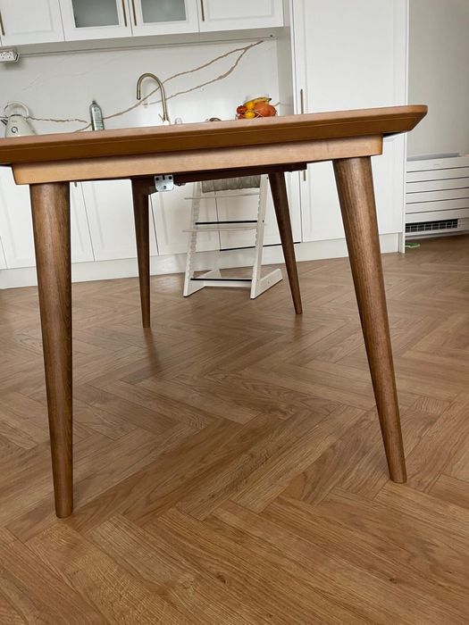 Продавам маса от масивно дърво