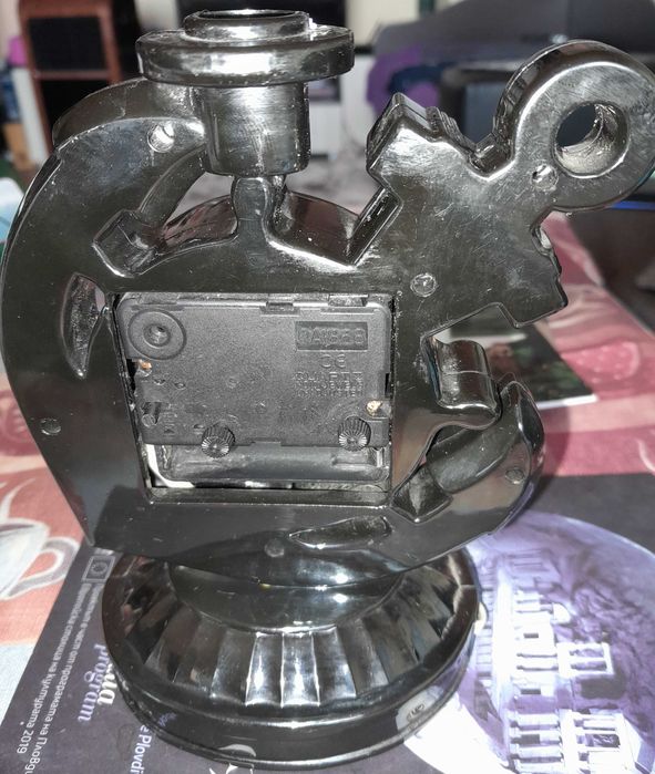 Продавам изгодно  работещ часовник с будилник