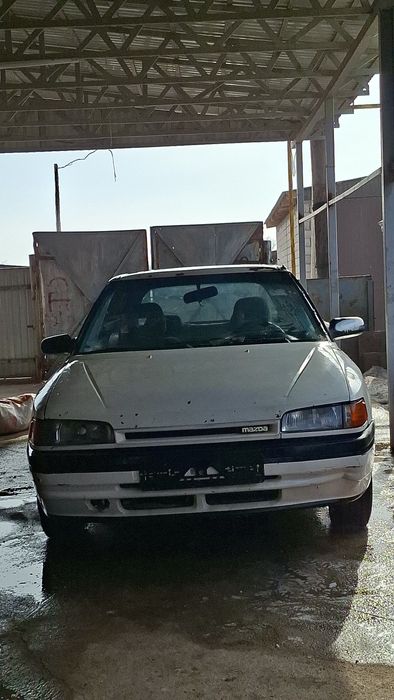 Машина Mazda 323