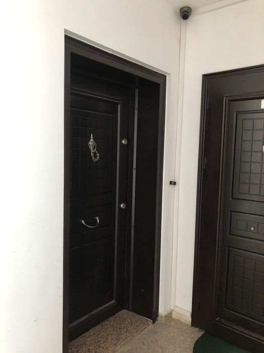 Двустаен под наем, Изток