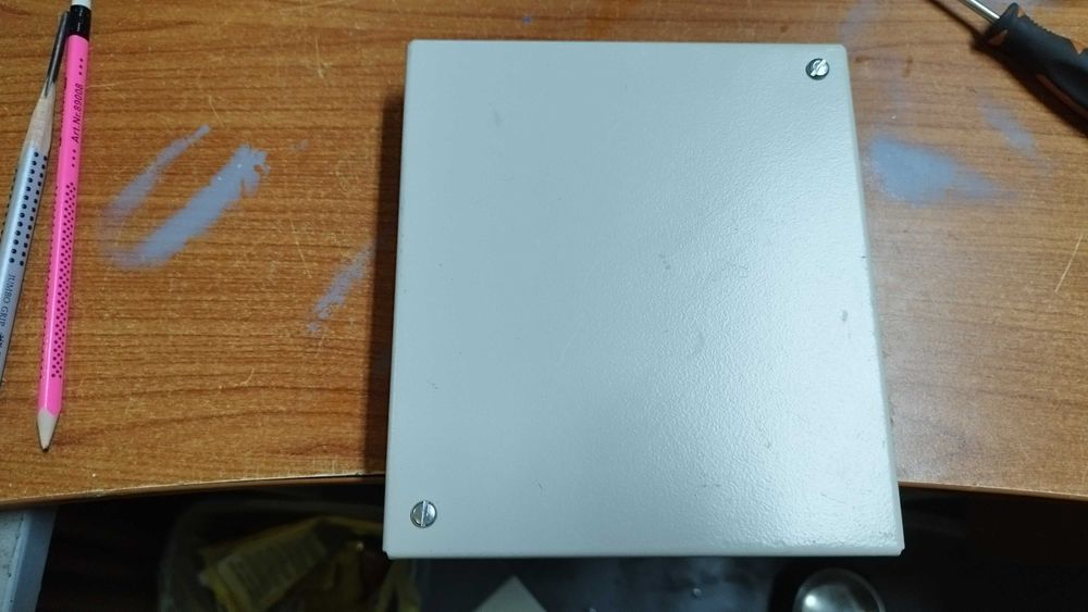 Кутия метална за кабели или комуникации 16/18/3см бяла