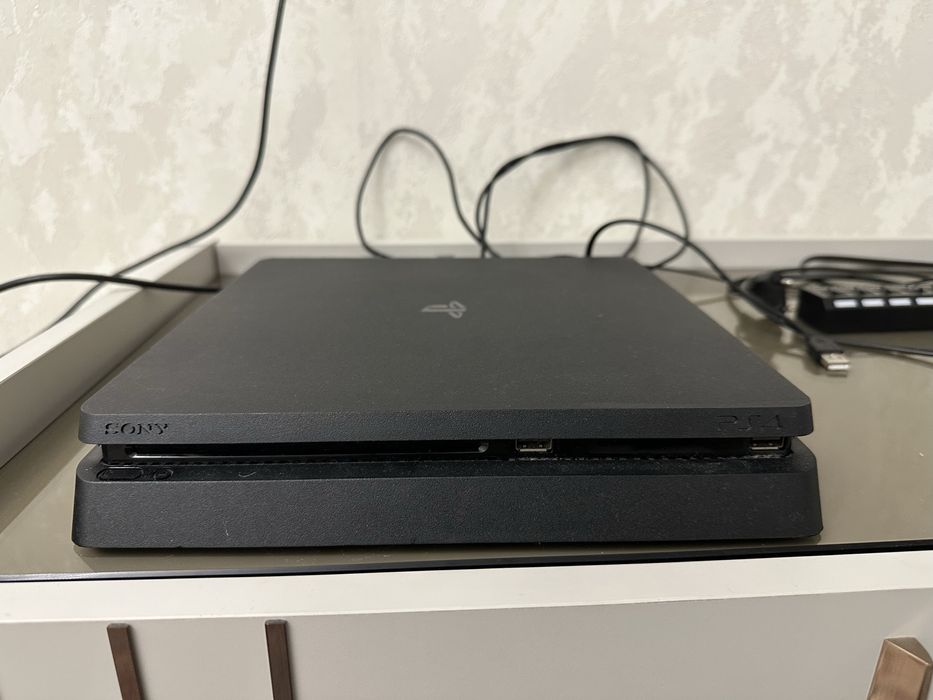 PlayStation 4 Slim 500GB + кабели рабочая