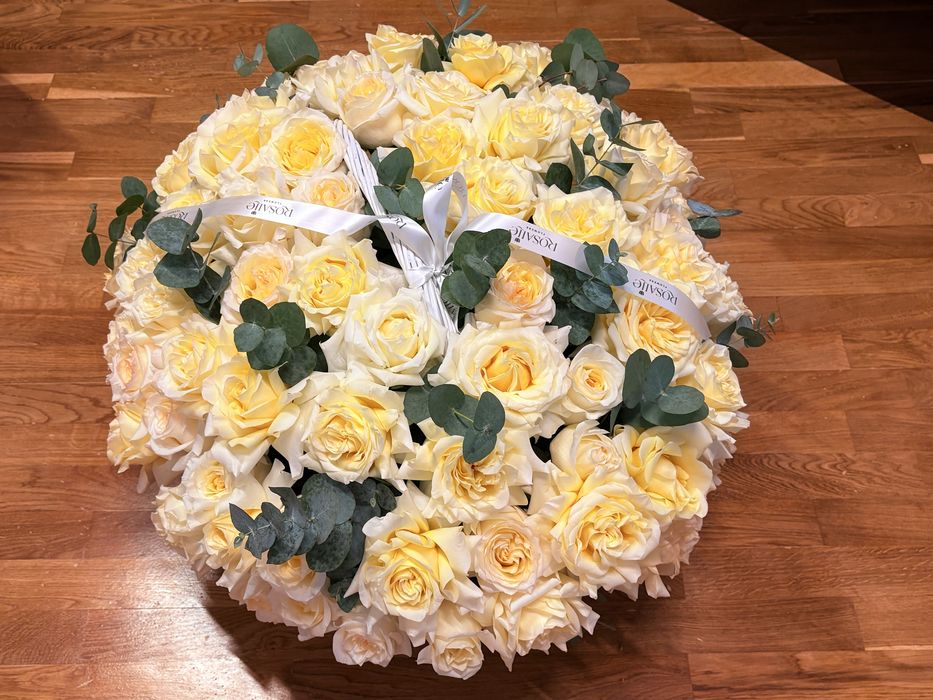 корзина белых роз срочно