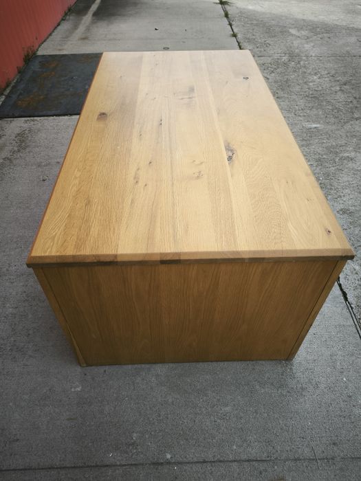 Шкаф от масивен дъб