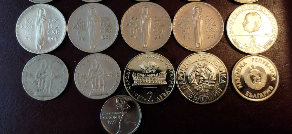 16 броя Юбилейни монети