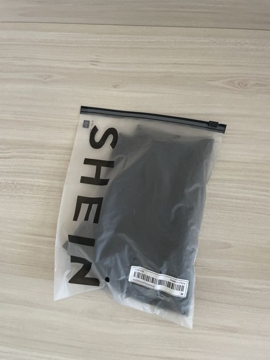 Черен потник с акцент на рамото