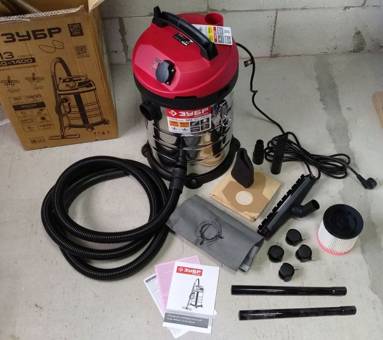 Строительный пылесос ЗУБР со встроенной розеткой и баком 30 литров.