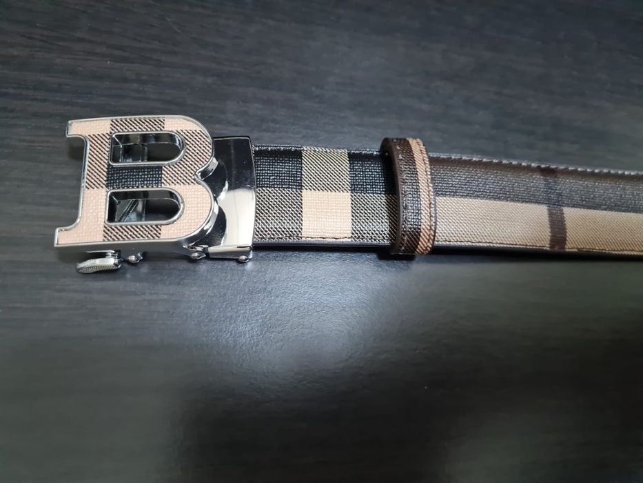 Curea Burberry noua