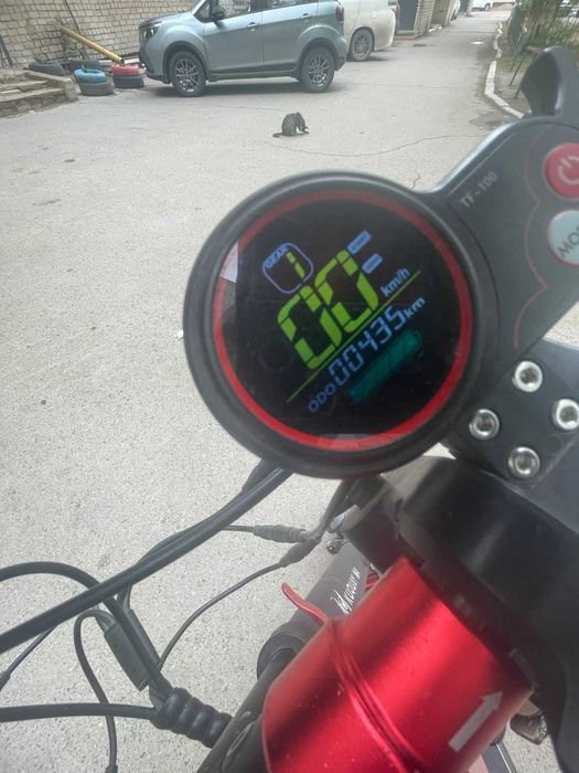 ПРОДАМ Электросамокат Kuquay m4