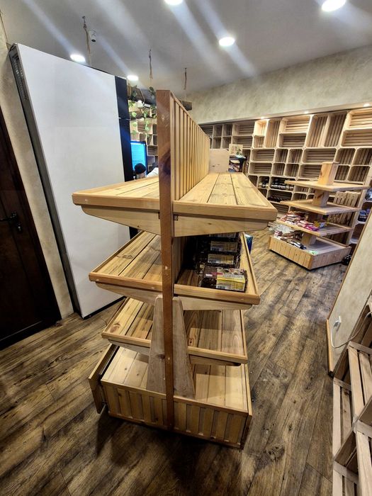 Островни и декоративни стелажи дървени