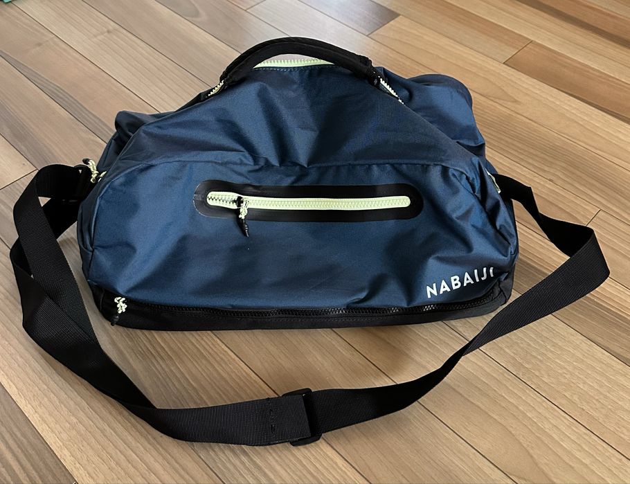 DECATHLON САК ЗА ПЛУВНА ЕКИПИРОВКА DUFFLE 27 Л, С 3 ОТДЕЛЕНИЯ, СИНЬО/ЧЕРНО