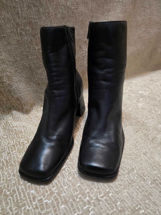 Cizme dama din piele naturala, mărime 36 si 37, stare foarte bună.