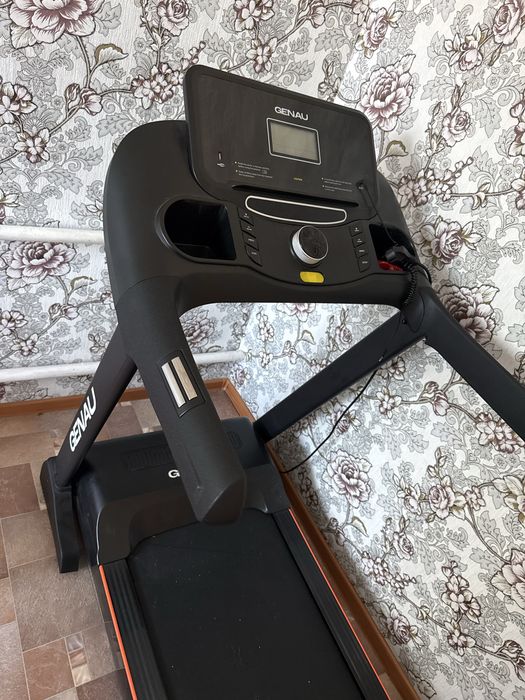 Продам беговую дорожку Genau
