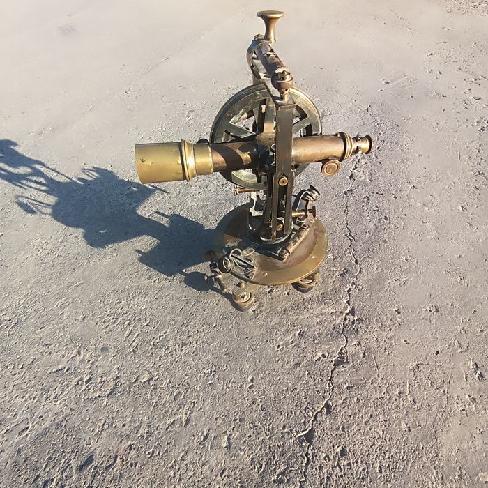 Антик теодалит 1853 йил Федор Швабе томонидан чикарилган