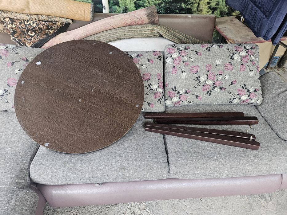 Угловой диван, стеклянный стол под телевизор