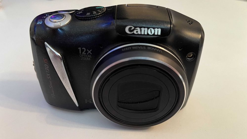 Фотоапарат Canon PowerShot SX130 IS + мемори карти и зарядни с батерии