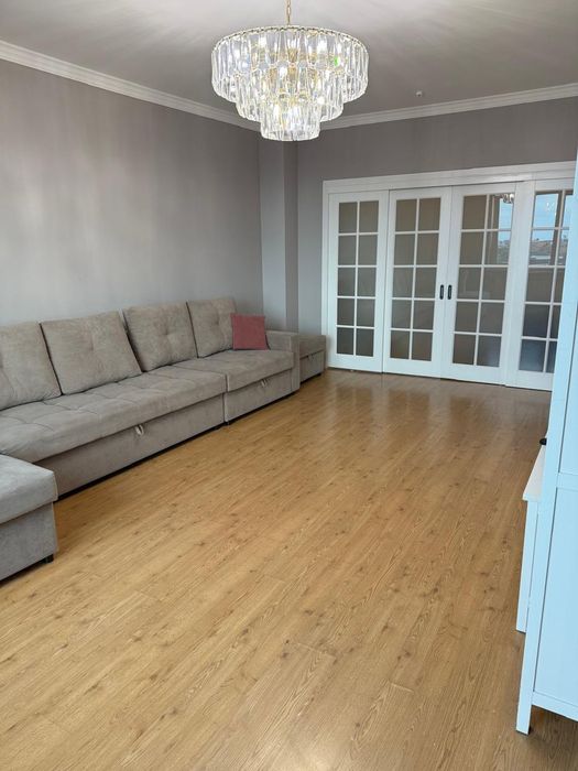 Продам угловой диван с пуфиком