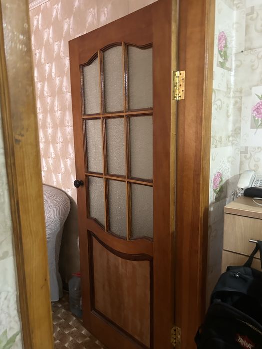 Двери б/у лак натуральное дерево