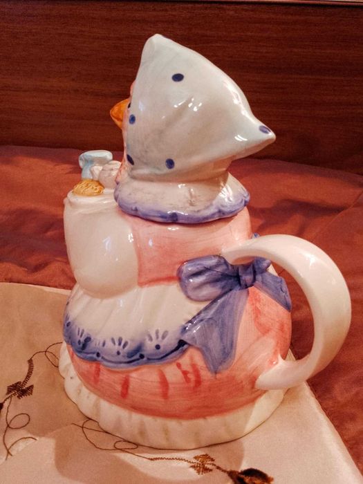 Два порцеланови чайника: "Кокошка" и "Биг Бен"