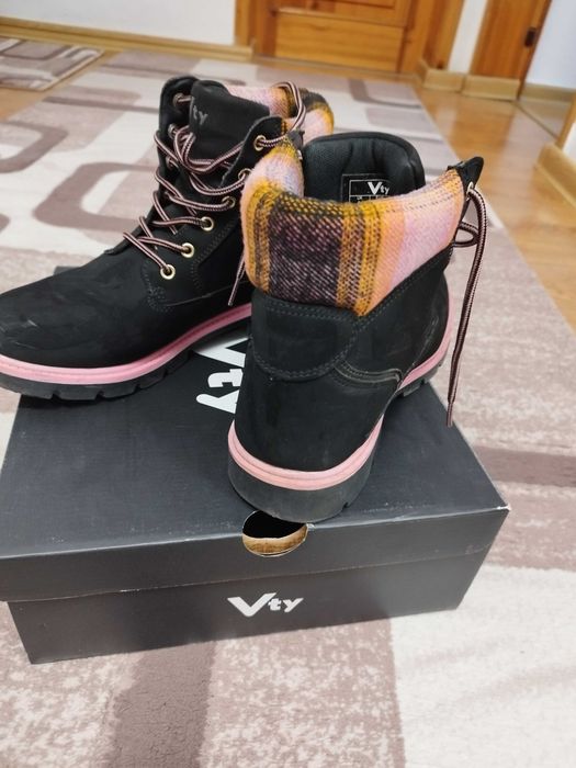 Дамски боти на марката viktori