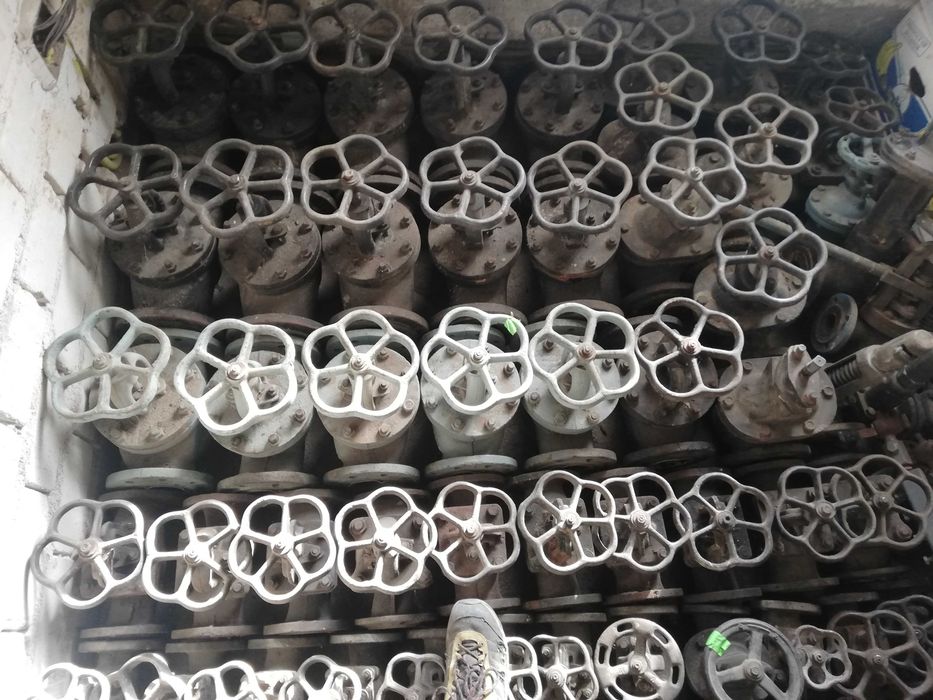 Продавам чугунени спирателни кранове от Ф20 до Ф125мм