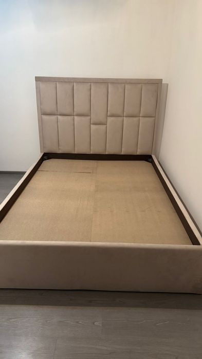 Paturi tapițate la comandă