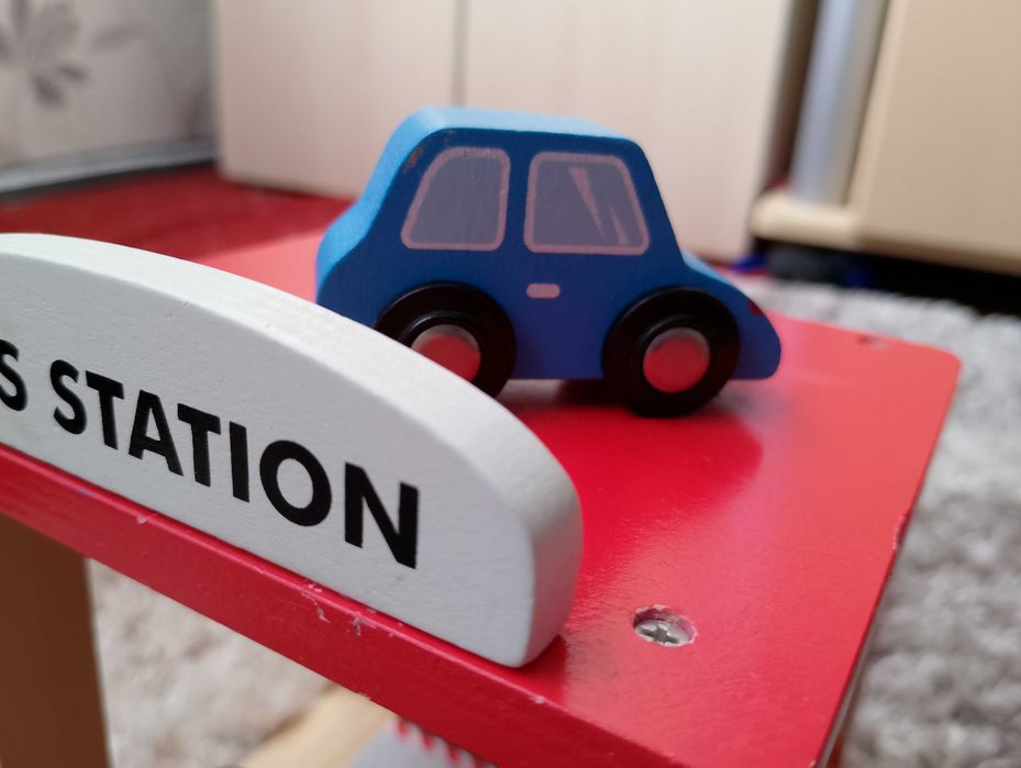Дървена играчка - бензиностанция
