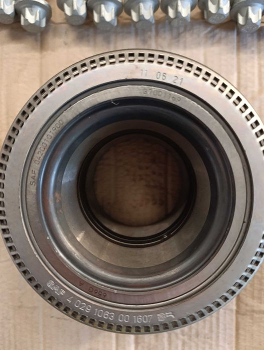 Лагер-главина комплект с крепежни болтове, подходящ за ремарке SChmitz