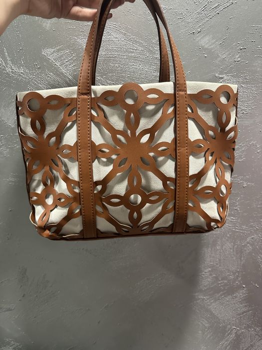 Лимитирана чанта Estée Lauder – Ефектен лазерен дизайн