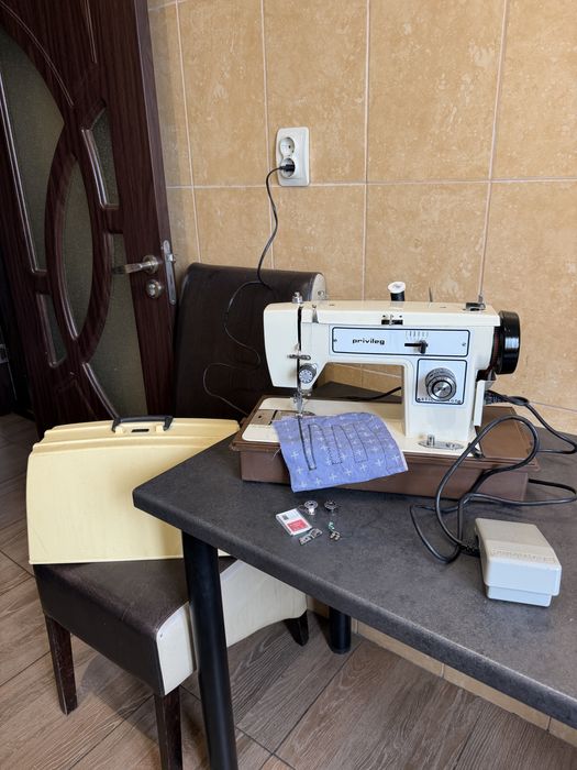 Masina de cusut festonat si butoniere Privileg din metal