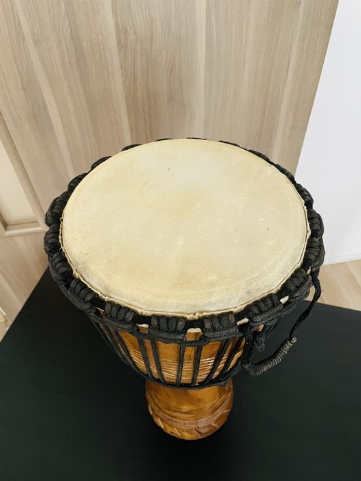 Djembe african autentic, sculptat manual din lemn masiv – model rar – piele naturală