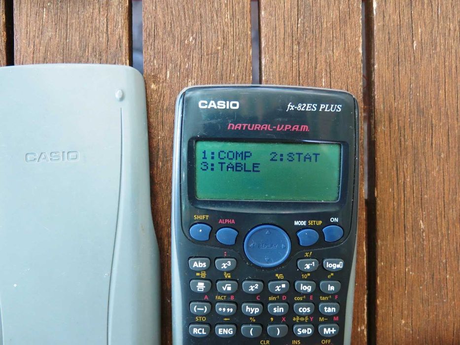 Научен калкулатор Casio fx-82ES PLUS