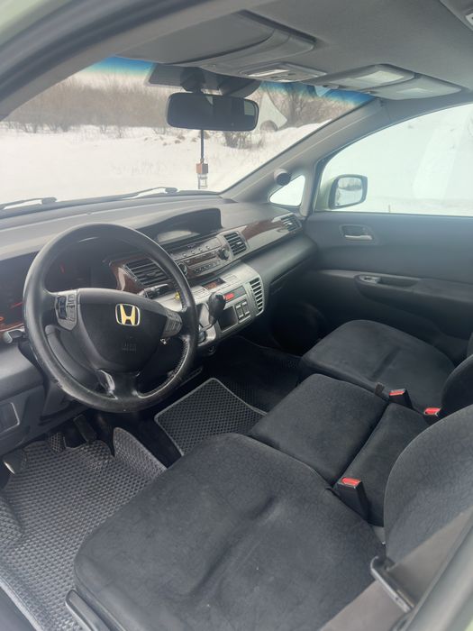 Шести местный минивен