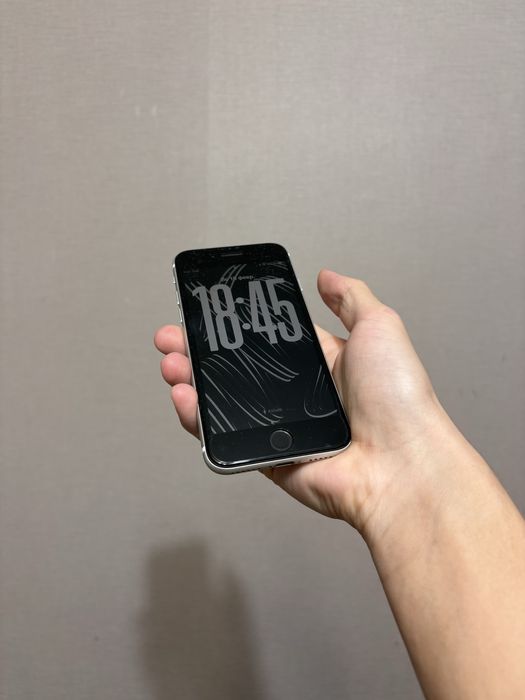 Продам Iphone SE3 (2022)