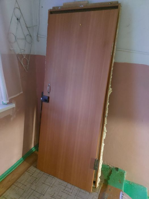Продам деревянную входную дверь