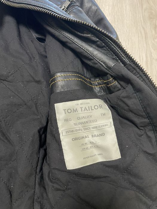 Продавам черно кожено яко Том Таilor