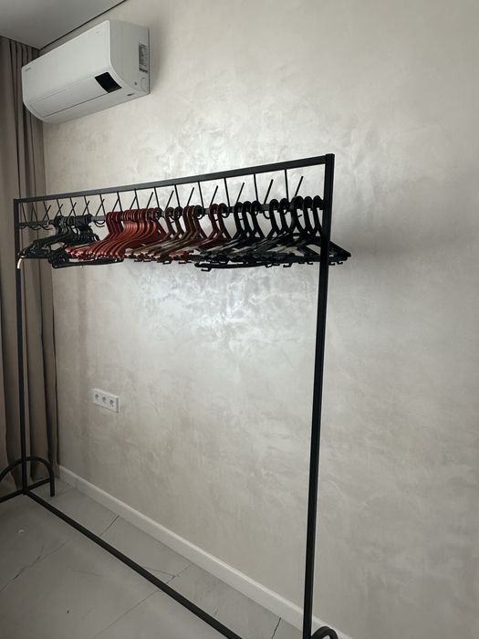 Продам вешалку, металлическую.