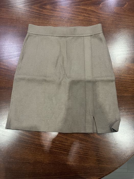 Къси поли, чисто новш, с ластик. Еластични материи