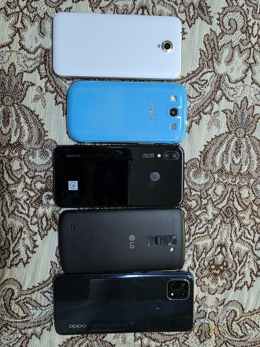 Vand telefoanele din poza