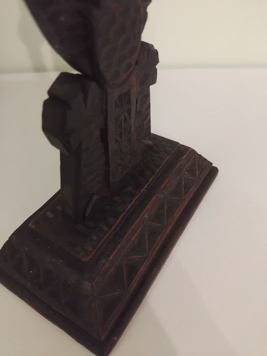 Cruce veche sculptată în lemn – artă populară românească
