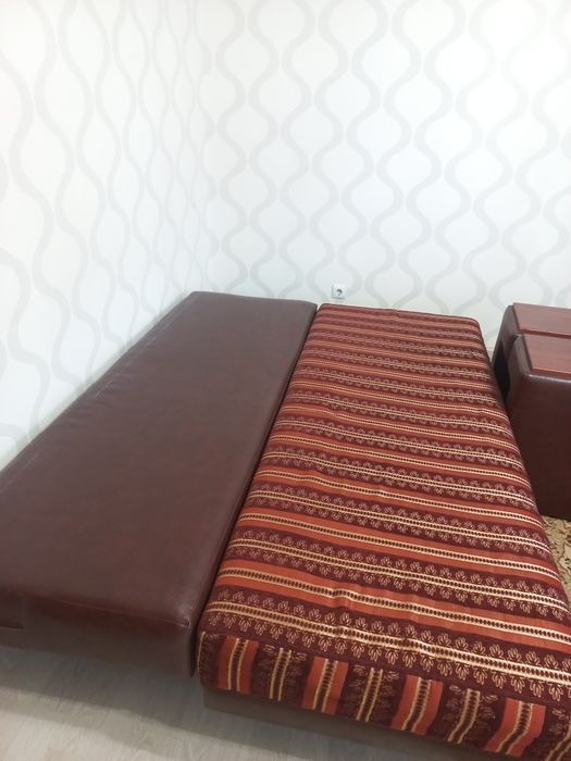 Диван с подушками и подлокотниками