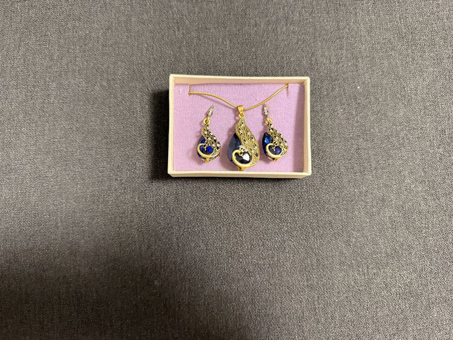 Set din cercei si un colier suberb, purtal la orcie ocazie speciala