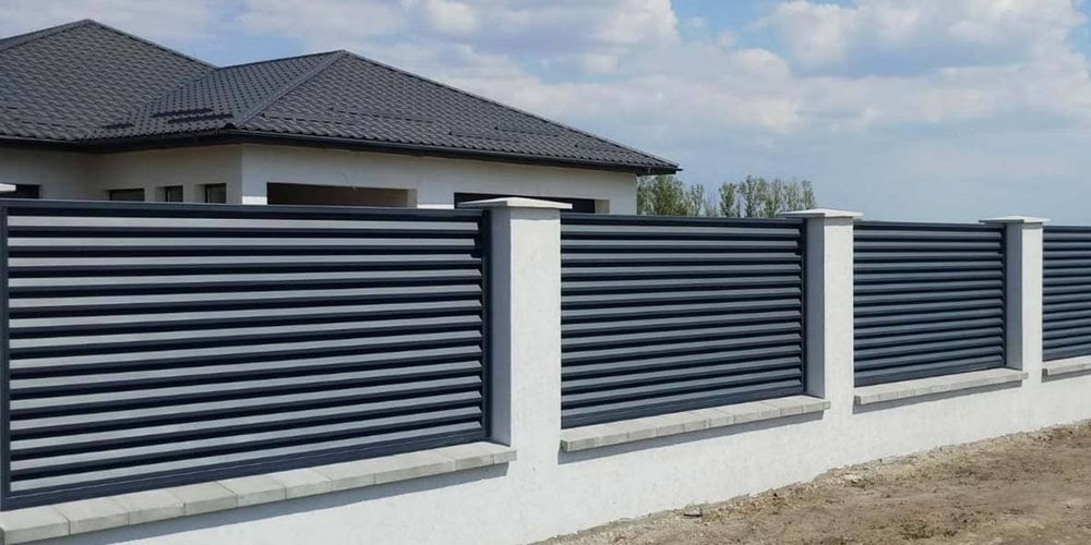 Executăm porți din lamele cu tot cu montaj cu totul 7000 RON poartă mare la 4 m cu 2 m poartă mică doar la 7000 RON executăm porți din șipcă