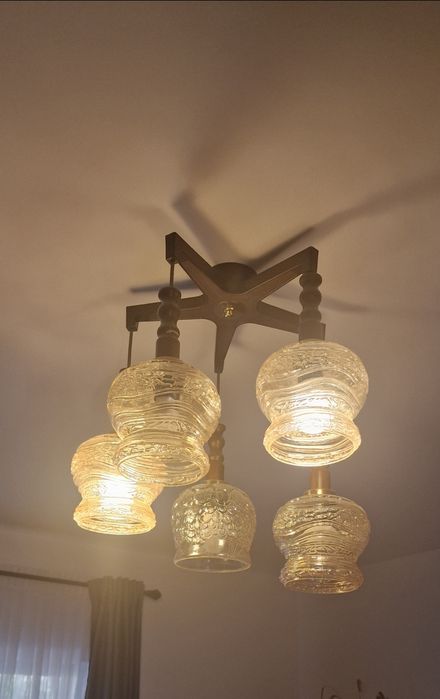 Vând lustre de lemn cu abajururi de sticla