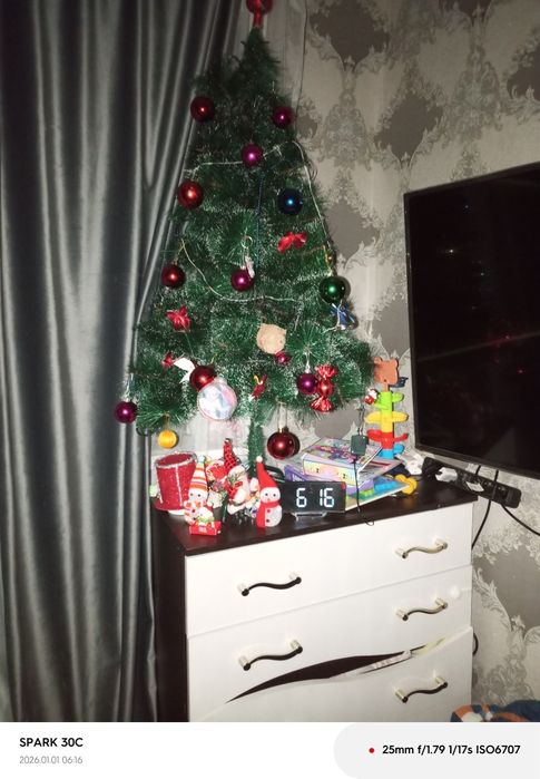 Продам елку искусственную