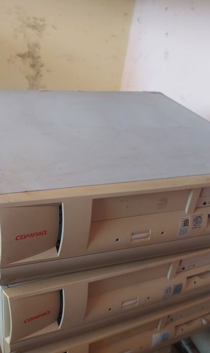 Vând 10 calculatoare Compaq vechi, Pentium II.