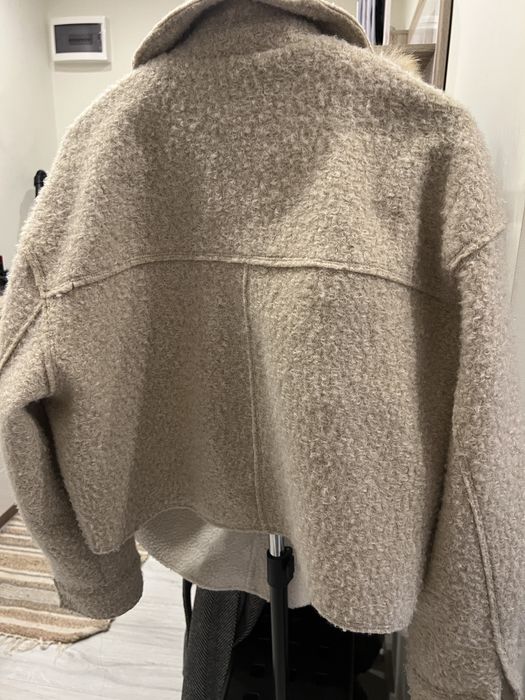 Палтенце Зара с дълбоки и функционални джобове