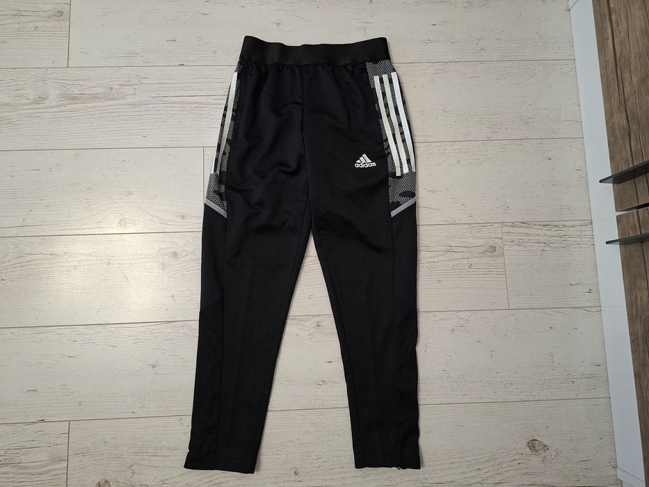Adidas-Ориг. Детско долнище Ново!