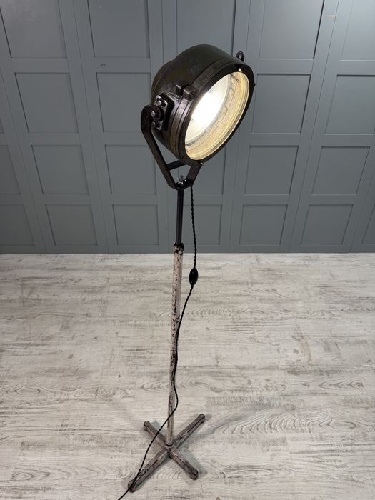 Лампион в индустриален стил - фар от танк Р398